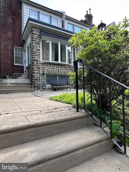 704 W Champlost St, Philadelphia, PA 19120