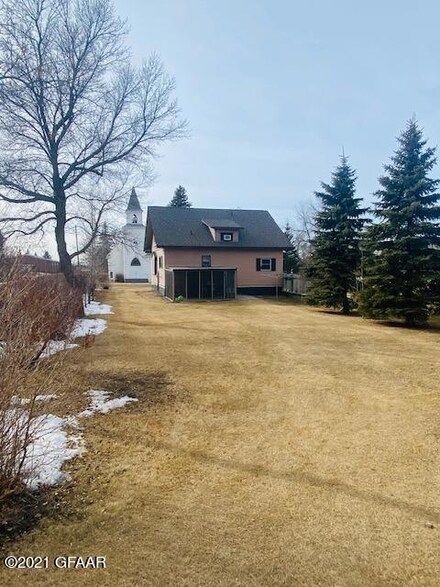 322 Olmstead St, Egeland, ND 58331
