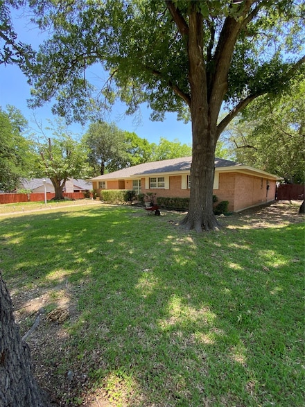 1203 Springbrook Cir, Desoto, TX 75115