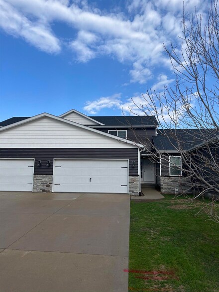 712 Grindstone Cir, Waterloo, IA 50702