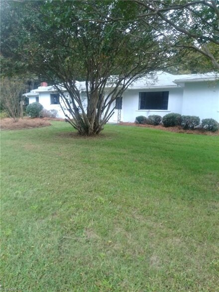 766 S Peace Haven Rd, Winston Salem, NC 27103