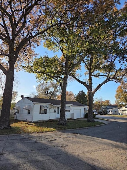 1711 Lockhart Ln, Osawatomie, KS 66064