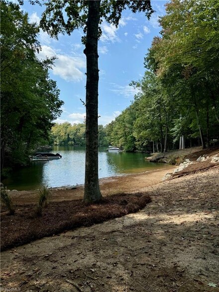 342 Crows Nest Dr, Stokesdale, NC 27357