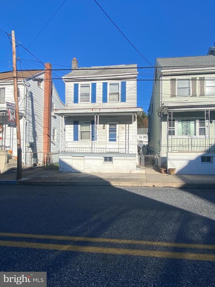 70 Washington St, Middleport, PA 17953