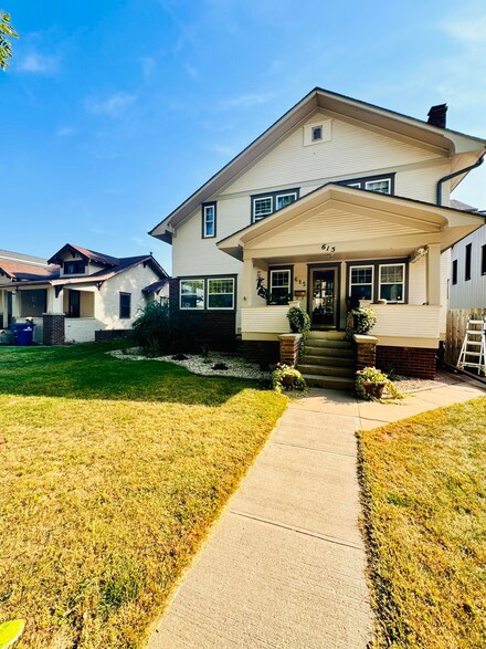 615 E 4th Ave, Mitchell, SD 57301