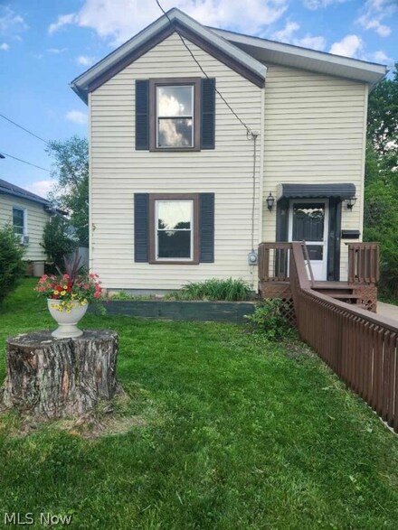 263 21st St NW, Barberton, OH 44203