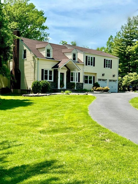23 Meredith Rd, Colonia, NJ 07067