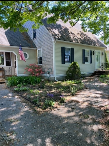 51 Nye Ln, Buzzards Bay, MA 02532