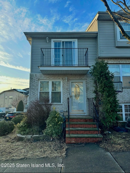 16 Sky Ln, Staten Island, NY 10304