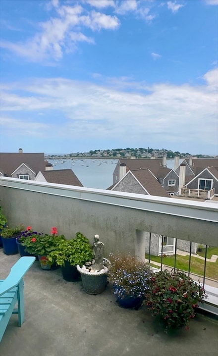 1 Commodore Ct Unit 503, Hull, MA 02045