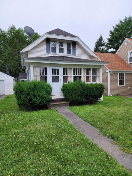 22 Amesbury St, Rockland, ME 04841