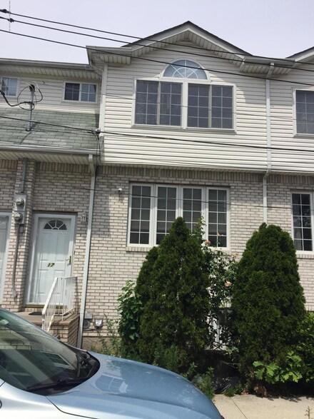 17 Windmill Ct, Staten Island, NY 10306