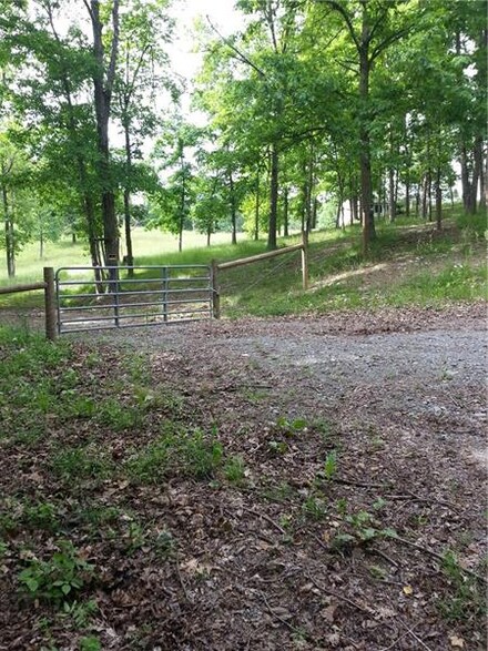 1 3 9 Pine Bank Rd, New Freeport, PA 15352