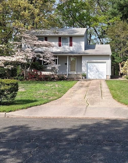 54 Schuyler Dr, ComMacK, NY 11725