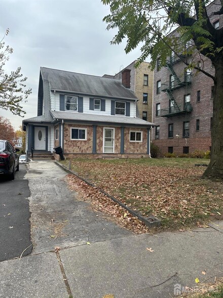 58 N Munn Ave, East Orange, NJ 07017
