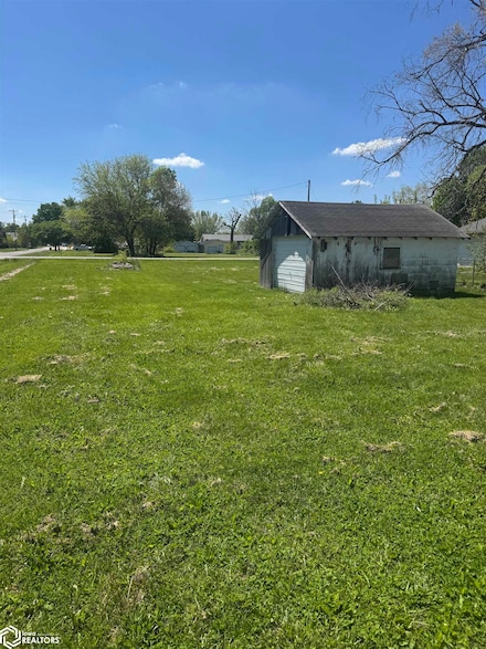 707 N Cedar St, Wapello, IA 52653