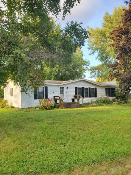 471 Poplar St, Colon, MI 49040