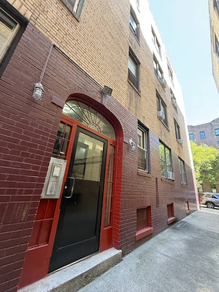 35-34 94th St, Flushing, NY 11372