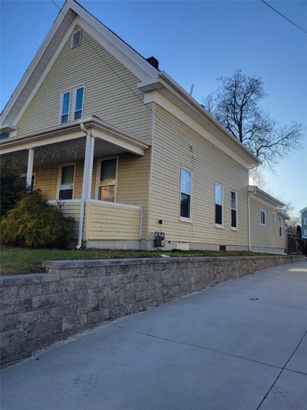 238 2nd Ave, Woonsocket, RI 02895