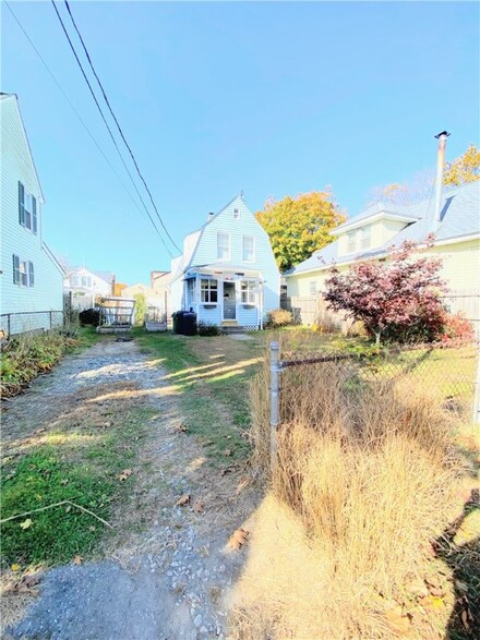 31 Sagamore St, Warwick, RI 02889