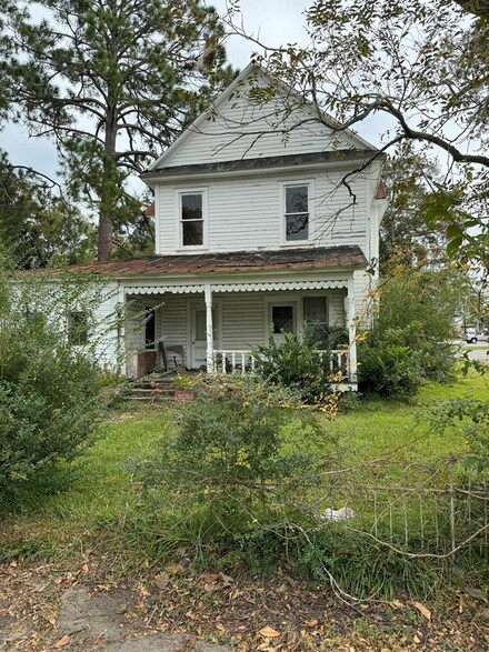 57 S Cromartie St, Hazlehurst, GA 31539