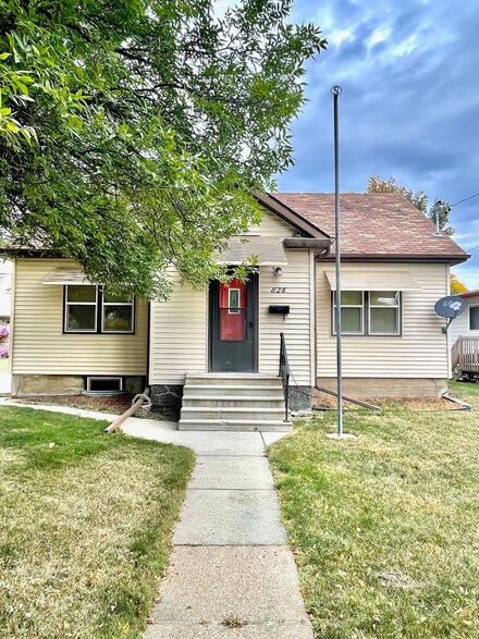 826 7th Ave NW, Minot, ND 58703