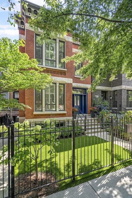 1319 N Oakley Blvd, Chicago, IL 60622