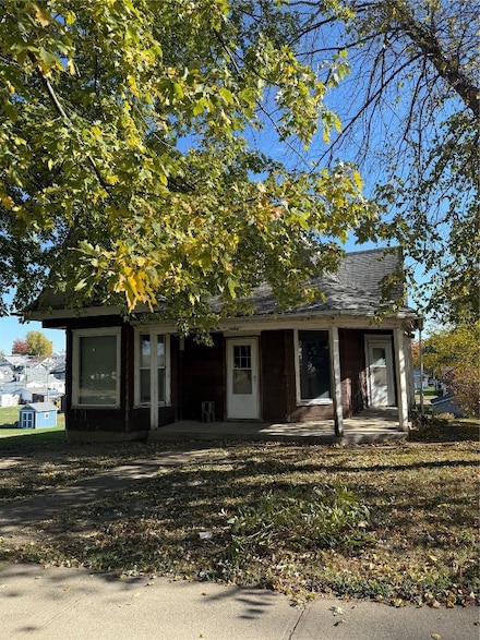 1309 10th Ave, Belle Plaine, IA 52208