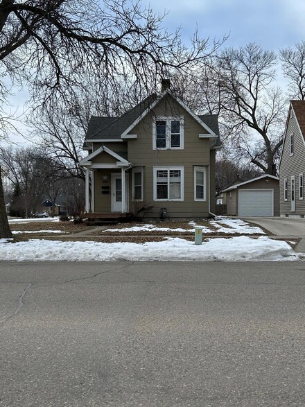 924 5th St SW, Willmar, MN 56201