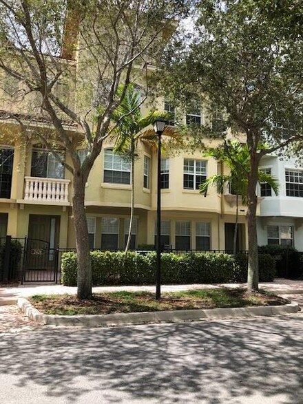 2425 San Pietro Cir, Palm Beach Gardens, FL 33410