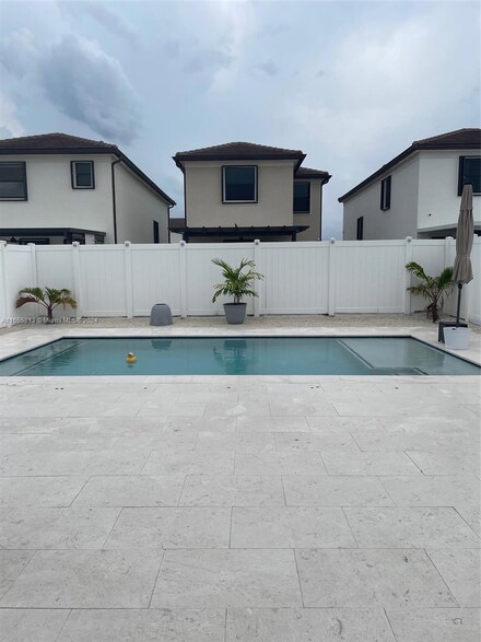 11015 W 35th Way, Hialeah, FL 33018