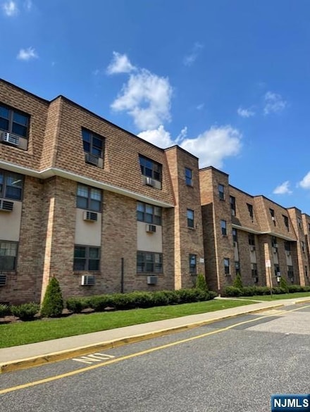 220 Meadow Ln Unit B8, Secaucus, NJ 07094
