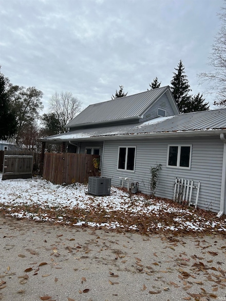 350 N Lee St, Camden, IN 46917