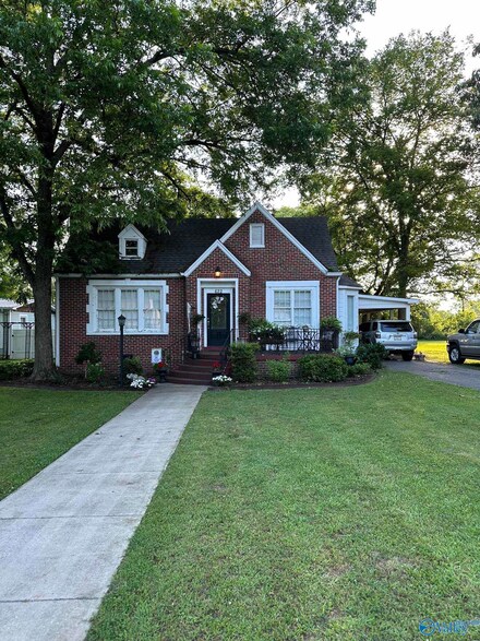 622 S Market St, Scottsboro, AL 35768