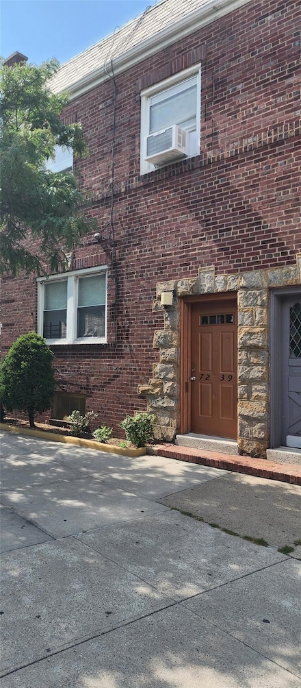 7239 Myrtle Ave, Glendale, NY 11385