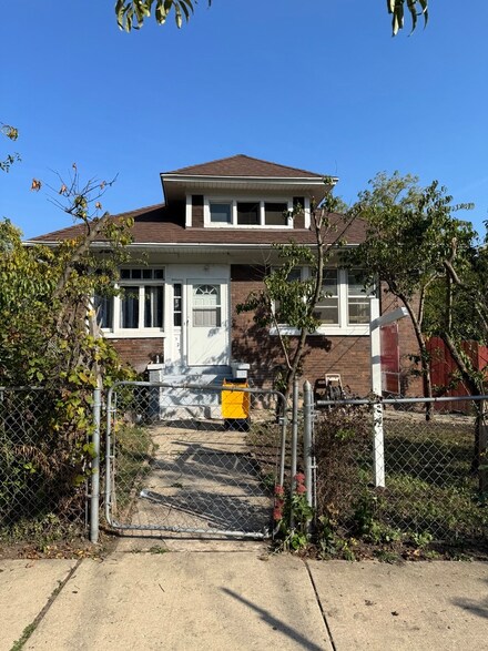 527 Ashland Ave, Elgin, IL 60123