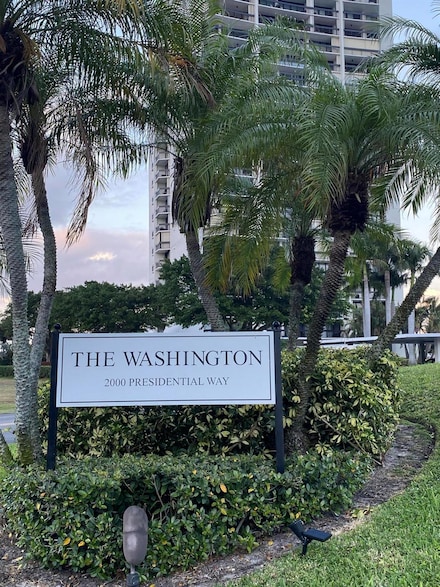 2000 Presidential 202 Way Unit 202, West Palm Beach, FL 33401