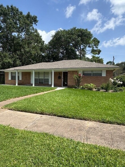 5734 Spellman Rd, Houston, TX 77096