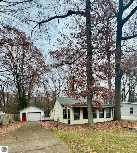 1268 N Clare Ave, Harrison, MI 48625