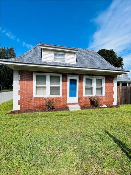 2197 W Shore Rd, Warwick, RI 02889
