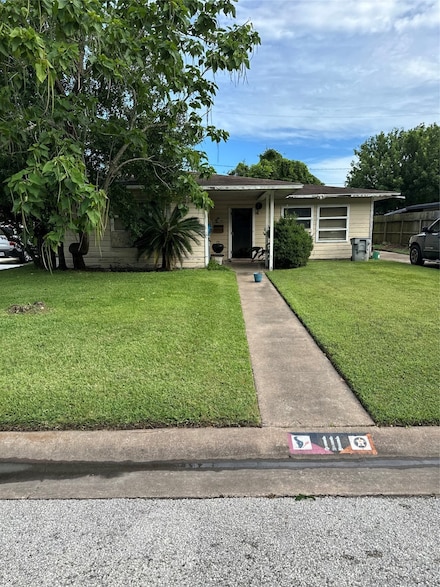 111 Marlin Ave, Galveston, TX 77550