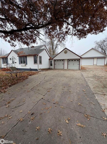 1010 2nd Ave N, Iowa Falls, IA 50126