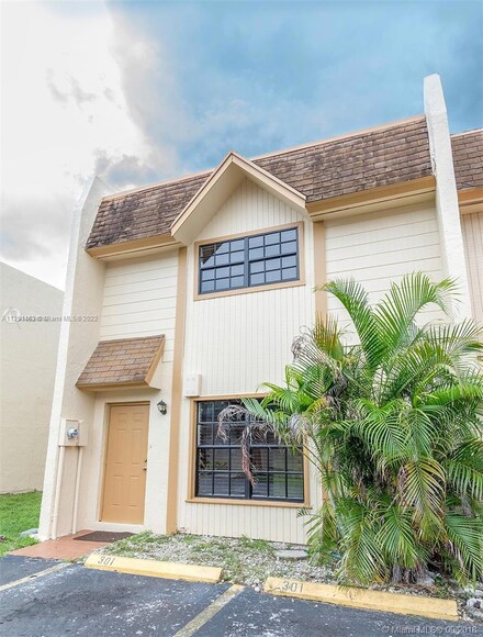3900 SW 52nd Ave Unit 301, Hollywood, FL 33023
