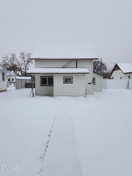 203 S 2nd St, Glen Ullin, ND 58631