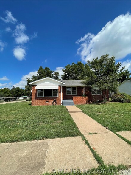 806 E 4th St, Cushing, OK 74023