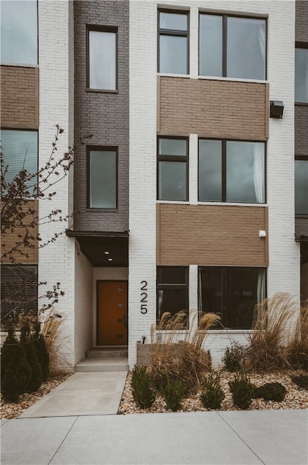 225 SE 7th St, Bentonville, AR 72712