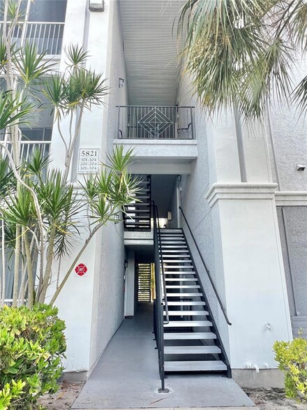 5821 Legacy Crescent Place Unit 301, Riverview, FL 33578