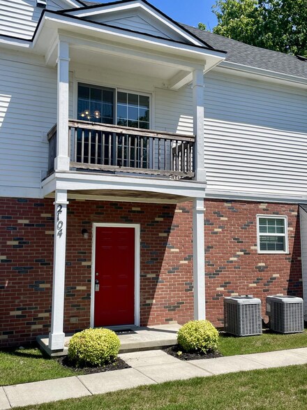 2104 Riversedge Dr Unit 84, Saline, MI 48176