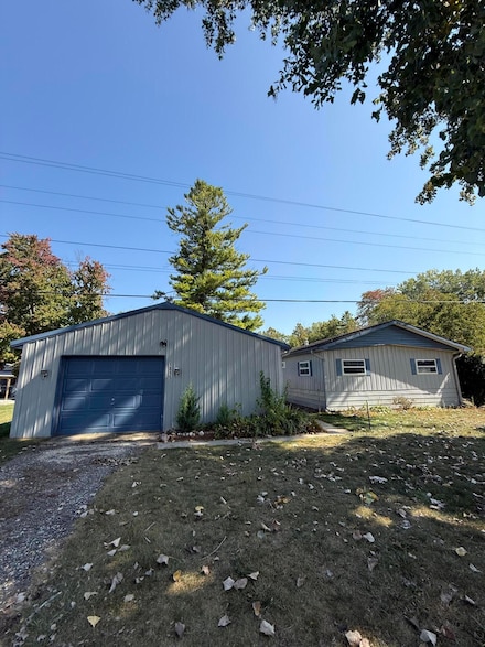 1815 Parker Dr, Wayland, MI 49348