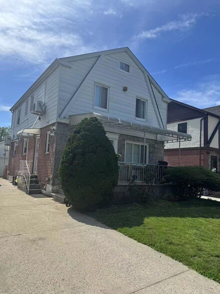 58-16 185th St, Fresh Meadows, NY 11365